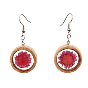 Par de brincos artesanais em madeira de olmo com flor rosa em resina, pendente circular com gancho prateado.