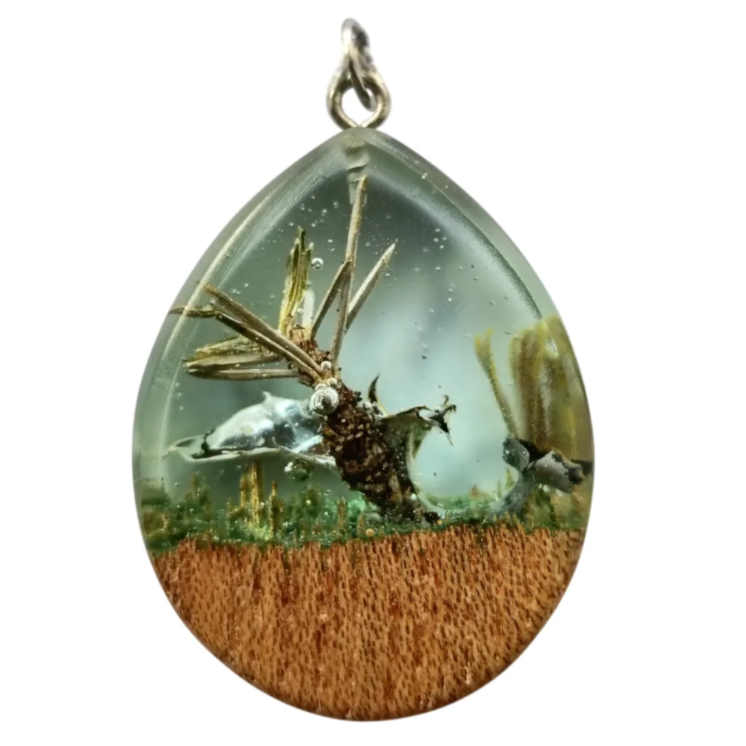 Close-up do pendente gota em madeira de olmo com resina cristal transparente e detalhes naturais no interior. sem fio