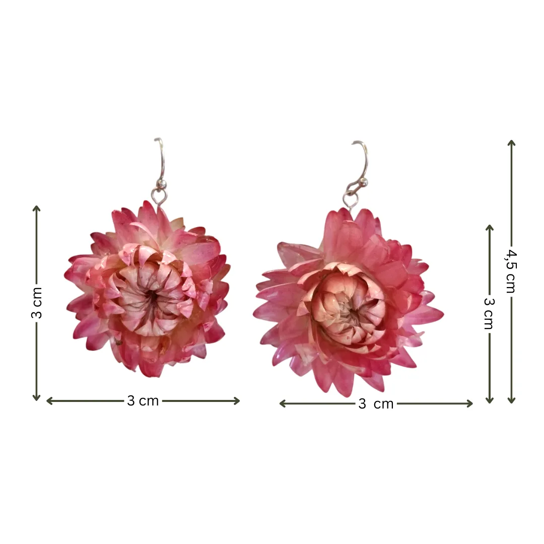 Brincos com flor natural rosa em resina cristal com medidas: 3 cm de largura e 4,5 cm de altura total.