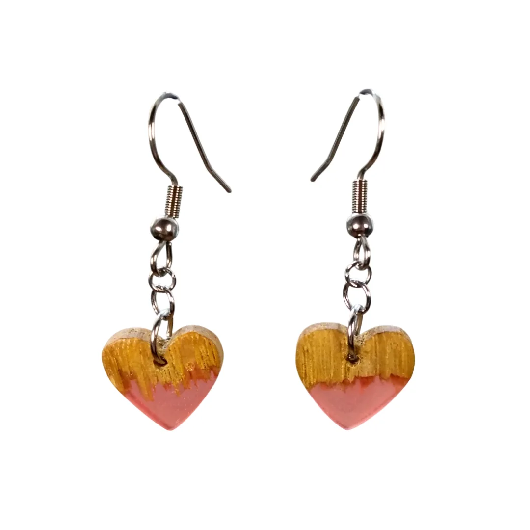 Brincos coração em madeira natural com faixa de resina rosa – coleção Cordis