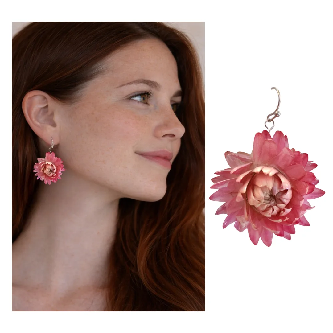 Modelo a usar brinco com flor natural rosa em resina cristal, com imagem do brinco em detalhe ao lado.