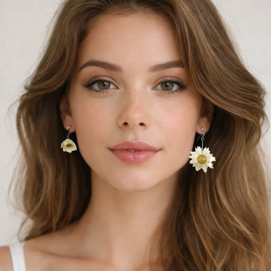 7 Modelo com brincos assimétricos de flores naturais em resina – Aude ‘Neve & Sol’
