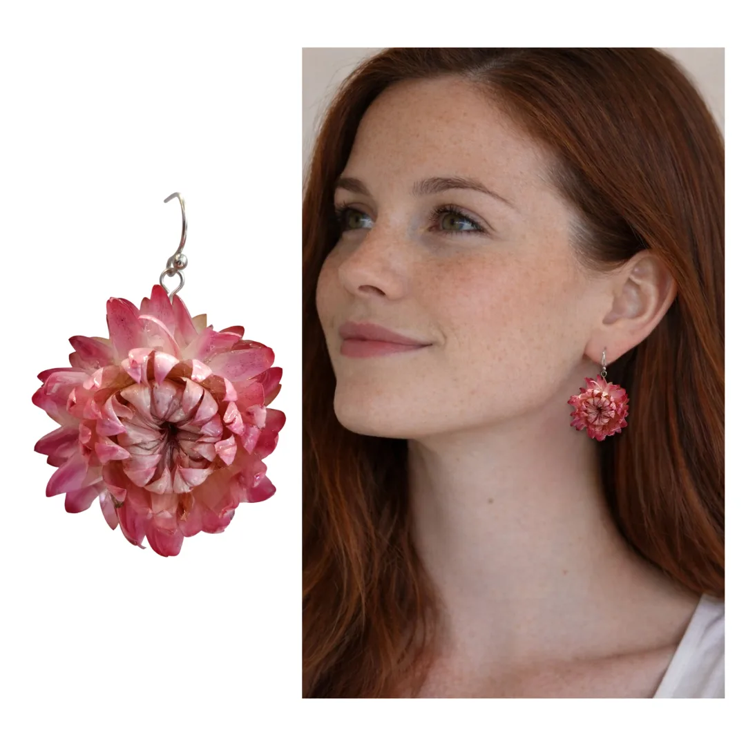 Modelo a usar brinco artesanal com flor natural rosa em resina cristal, com foto do brinco ampliada ao lado.