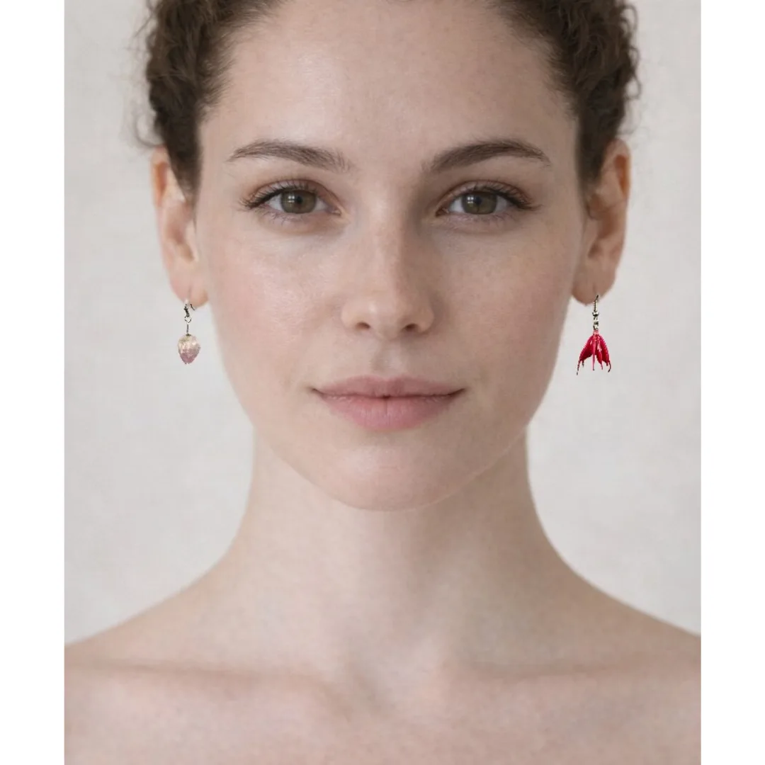 8 Modelo de frente a usar brincos assimétricos com flores naturais secas preservadas em resina