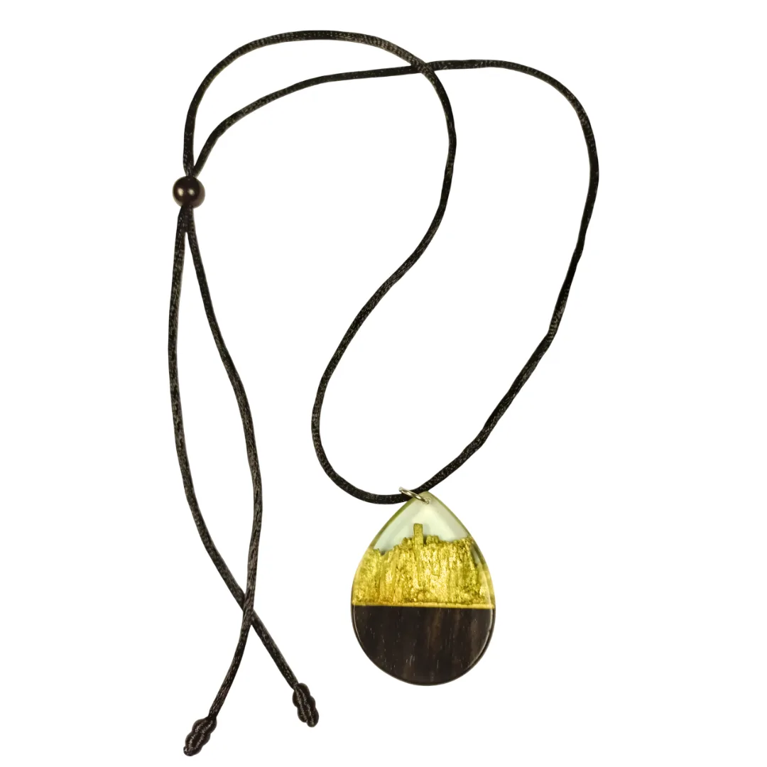 Colar com pendente gota em madeira de ébano com folha de ouro e resina, com cordão preto ajustável, em fundo branco