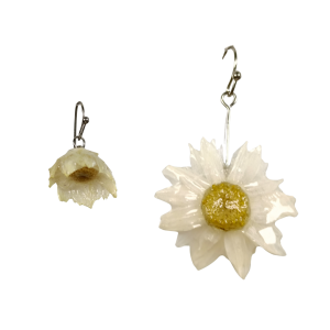 Brincos assimétricos de flores naturais em resina branca – Aude ‘Neve & Sol’