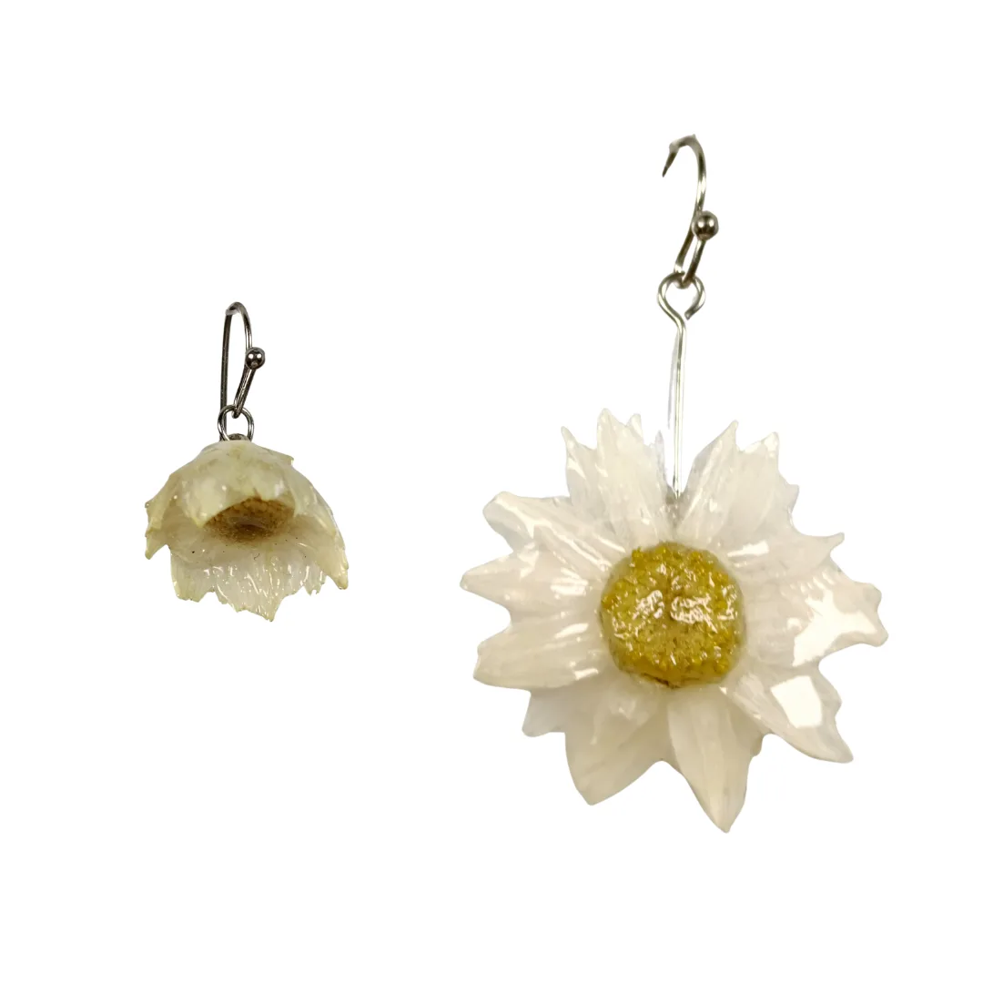 Brincos assimétricos de flores naturais em resina branca – Aude ‘Neve & Sol’