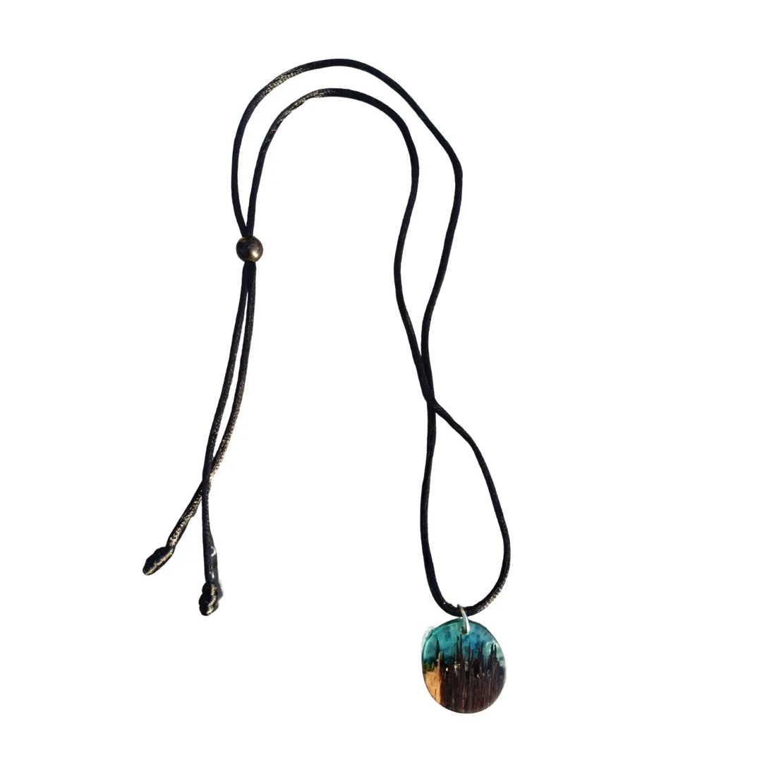 Necklace with round pendant in wood and blue resin and black adjustable cord