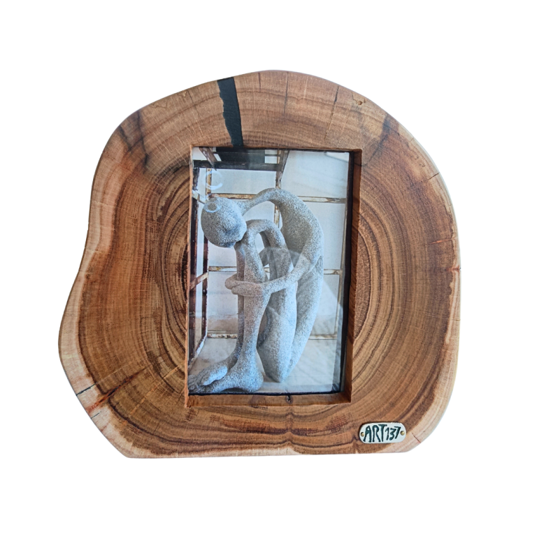 Moldura artesanal em madeira natural com formato orgânico e veios marcados, peça única ART137 Studio.