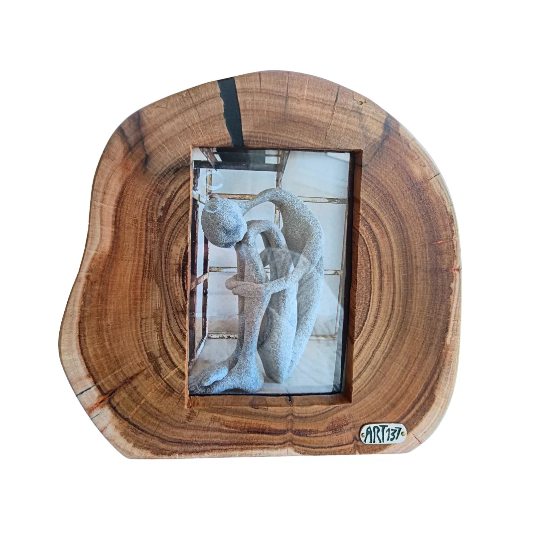 Moldura artesanal em madeira natural com formato orgânico e veios marcados, peça única ART137 Studio.