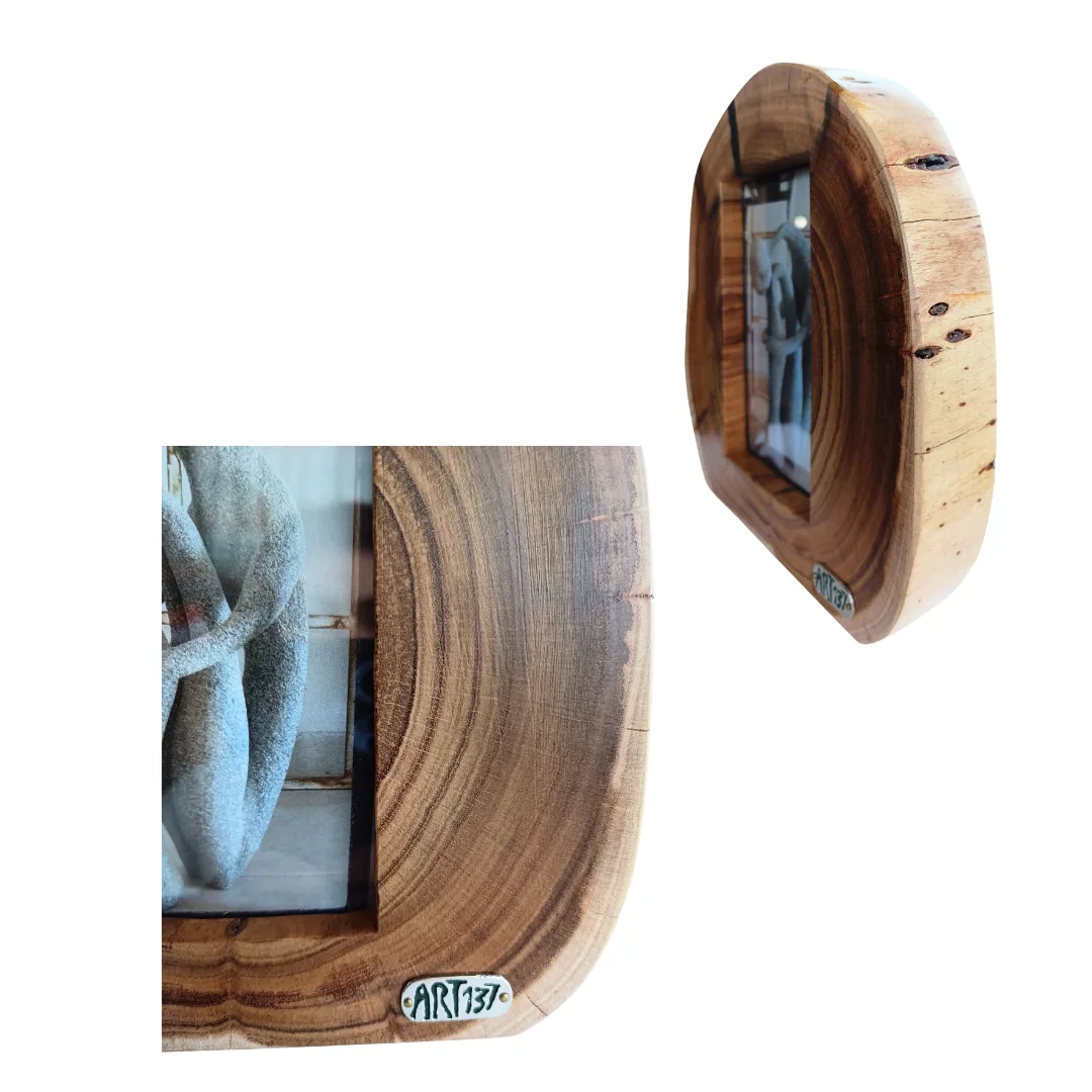 7 Detalhe de moldura orgânica em madeira natural com espessura e acabamento artesanal, assinatura ART137.