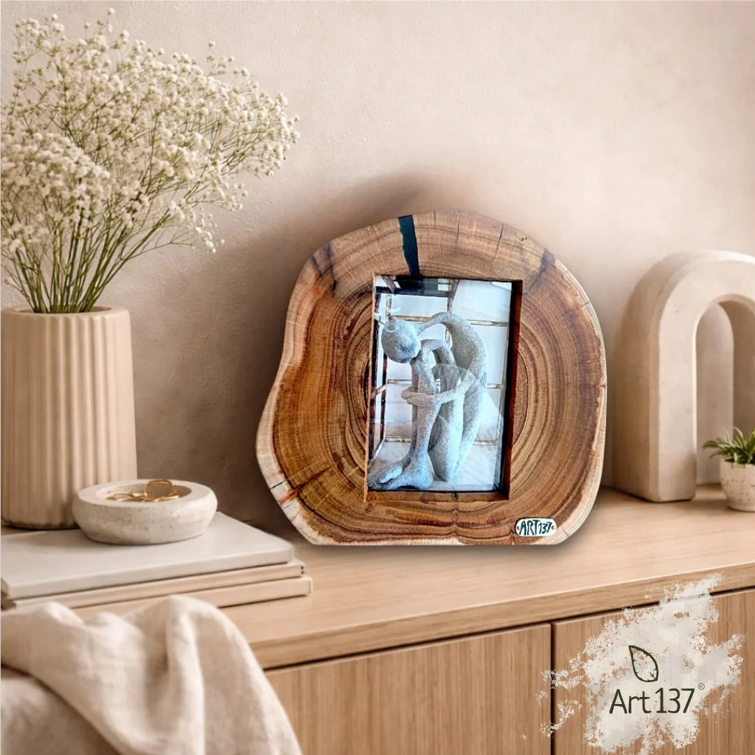 8 Moldura artesanal em madeira natural em ambiente decorativo minimalista com vaso e flores, peça única ART137.