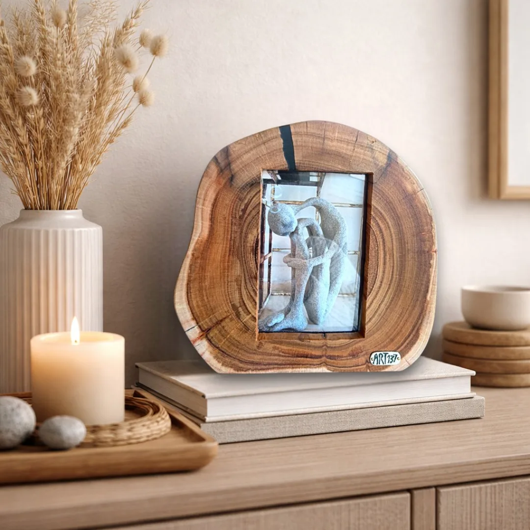 9 Moldura orgânica em madeira natural decorada sobre livros com vela acesa e tons neutros, peça única ART137 Studio.